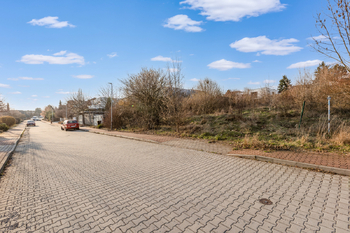 Příjezdová cesta k pozemku - Prodej pozemku 960 m², Praha 5 - Slivenec