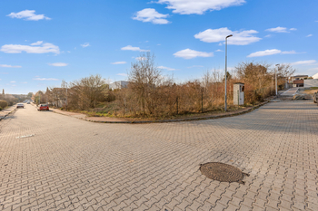 Příjezdová cesta k pozemku - Prodej pozemku 960 m², Praha 5 - Slivenec