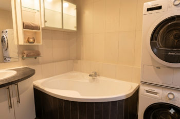 koupelna s rohovou vanou, pračkou a sušičkou - Prodej bytu 3+kk v osobním vlastnictví 63 m², České Budějovice