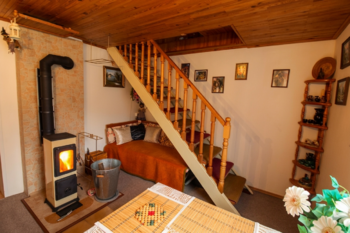 obývací pokoj s kamny - Prodej chaty / chalupy 70 m², Hradec