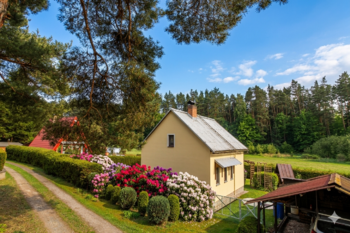 foto od vjezdu s rododendrony u chaty - Prodej chaty / chalupy 70 m², Hradec