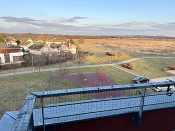 Výhled z terasy - Pronájem bytu 1+kk v osobním vlastnictví 32 m², Praha 10 - Pitkovice