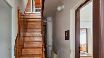 Schodiště do 2.NP - Prodej domu 176 m², Výkleky