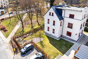 parkování u domu a park - Prodej bytu 3+kk v osobním vlastnictví 97 m², Jablonec nad Nisou