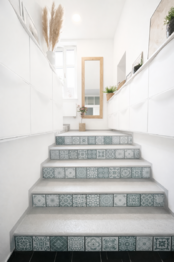 schodiště za vstupními dveřmi do bytu - Prodej bytu 3+kk v osobním vlastnictví 97 m², Jablonec nad Nisou