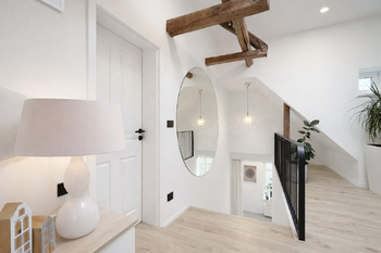 schodiště do bytu - Prodej bytu 3+kk v osobním vlastnictví 97 m², Jablonec nad Nisou