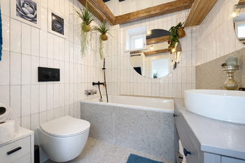 koupelna s wc - Prodej bytu 3+kk v osobním vlastnictví 97 m², Jablonec nad Nisou