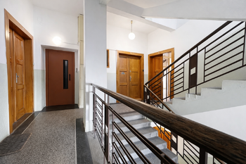 Společné prostory - u bytu - Prodej bytu 2+1 v osobním vlastnictví 92 m², Praha 3 - Vinohrady