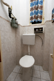 Odělené WC.  - Prodej bytu 2+1 v osobním vlastnictví 92 m², Praha 3 - Vinohrady
