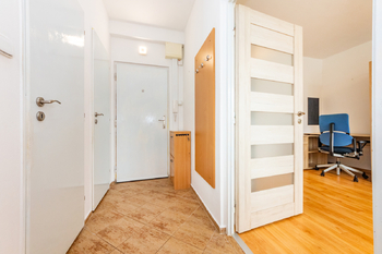 8. Pohled z chodby do ložnice - Pronájem bytu 1+1 v osobním vlastnictví 35 m², Pardubice