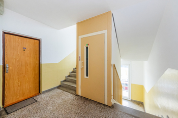 12. Výtah v domě - Pronájem bytu 1+1 v osobním vlastnictví 35 m², Pardubice