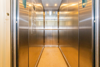 13. Interiér výtahu - Pronájem bytu 1+1 v osobním vlastnictví 35 m², Pardubice