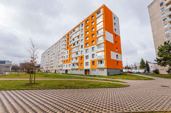 18. Pohled na dům - Pronájem bytu 1+1 v osobním vlastnictví 35 m², Pardubice