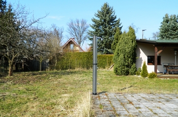 Na zahradě je letní sprcha. - Prodej chaty / chalupy 65 m², Chotoviny