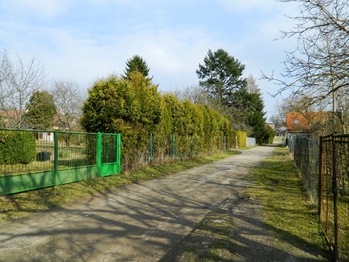 Přísjezdová cesta k boční ulici. - Prodej chaty / chalupy 65 m², Chotoviny