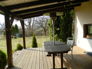 Pod pergolou. - Prodej chaty / chalupy 65 m², Chotoviny