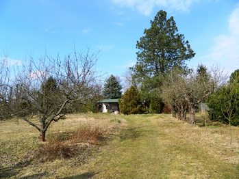 Chata je v zadní části zahrady a skýtá naprosté soukromí. - Prodej chaty / chalupy 65 m², Chotoviny