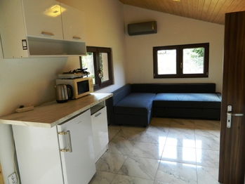 Obývací pokoj s kuchyňským koutem. - Prodej chaty / chalupy 65 m², Chotoviny