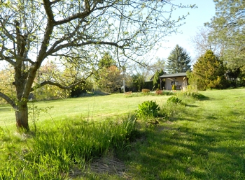 Pohled na zahradu od branky. - Prodej chaty / chalupy 65 m², Chotoviny