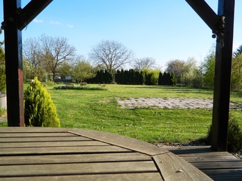 Pohled na rozměrnou zahradu od pergoly. - Prodej chaty / chalupy 65 m², Chotoviny