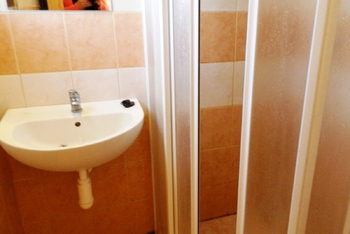 Umyvadlo a sprchový kout. - Prodej chaty / chalupy 65 m², Chotoviny