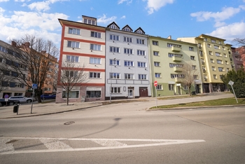 pohled z ulice - Prodej bytu 2+kk v osobním vlastnictví 48 m², Brno 