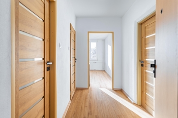 Vchod a předsíň. - Pronájem bytu 1+1 v osobním vlastnictví 41 m², Jindřichův Hradec 