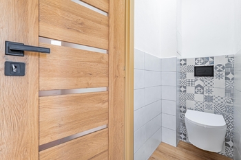 Toaleta. - Pronájem bytu 1+1 v osobním vlastnictví 41 m², Jindřichův Hradec