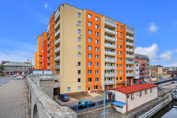 Byt 1+kk Podskalské nábřeží 1352, Kolín - pohled na dům - Pronájem bytu 1+kk v osobním vlastnictví 32 m², Kolín