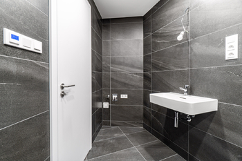 Koupelna - Pronájem bytu 1+kk v osobním vlastnictví 37 m², Praha 4 - Nusle