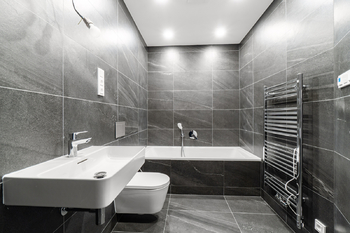 Koupelna s vanou - Pronájem bytu 1+kk v osobním vlastnictví 37 m², Praha 4 - Nusle