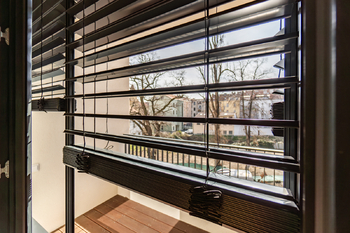 Venkovní žaluzie - Pronájem bytu 1+kk v osobním vlastnictví 37 m², Praha 4 - Nusle