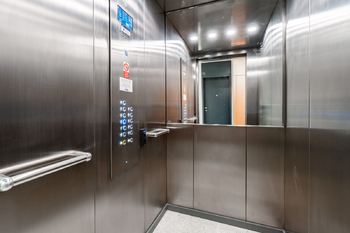 Výtah - Pronájem bytu 1+kk v osobním vlastnictví 37 m², Praha 4 - Nusle