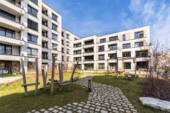 Pohled na dům - Pronájem bytu 1+kk v osobním vlastnictví 37 m², Praha 4 - Nusle