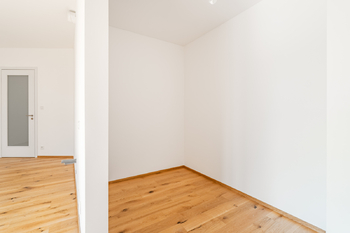 Šatna/ložnice/pracovna - Pronájem bytu 1+kk v osobním vlastnictví 37 m², Praha 4 - Nusle