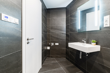 Koupelna - Pronájem bytu 1+kk v osobním vlastnictví 35 m², Praha 4 - Nusle