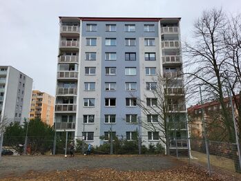 Zadní pohled s hřištěm - Pronájem bytu 3+1 v osobním vlastnictví 73 m², Třebíč