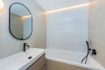 Koupelna - vana - Prodej bytu 4+kk v osobním vlastnictví 83 m², Praha 5 - Stodůlky