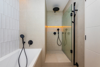 Koupelna - sprchový kout - Prodej bytu 4+kk v osobním vlastnictví 83 m², Praha 5 - Stodůlky