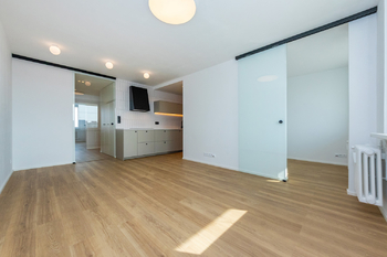 Obývací pokoj - Prodej bytu 4+kk v osobním vlastnictví 83 m², Praha 5 - Stodůlky