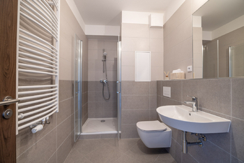 Koupelna s toaletou - Prodej bytu 1+kk v družstevním vlastnictví 41 m², Praha 6 - Ruzyně