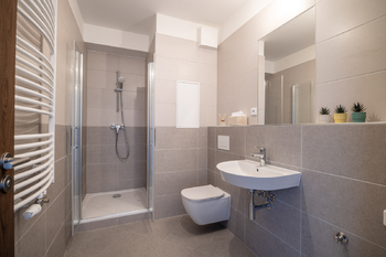 Koupelna s toaletou - Prodej bytu 1+kk v družstevním vlastnictví 41 m², Praha 6 - Ruzyně