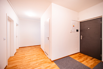 VSTUPNÍ HALA  - Pronájem bytu 3+kk v osobním vlastnictví 147 m², Praha 9 - Vysočany