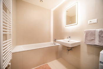 KOUŮALNA S VANOU - Pronájem bytu 3+kk v osobním vlastnictví 147 m², Praha 9 - Vysočany