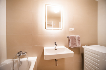 KOUPELNA S VANOU - Pronájem bytu 3+kk v osobním vlastnictví 147 m², Praha 9 - Vysočany