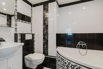 Koupelna s vanou a WC - Prodej bytu 4+1 v družstevním vlastnictví 79 m², Litvínov