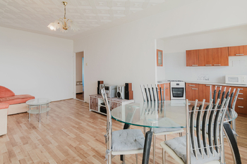 Obývací pokoj s kuchyní - Prodej bytu 4+1 v družstevním vlastnictví 79 m², Litvínov