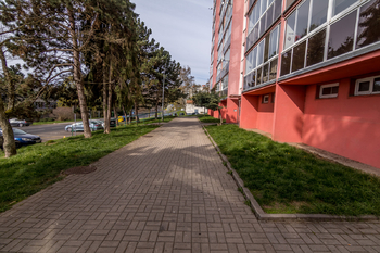 Pohled na ulici - Prodej bytu 4+1 v družstevním vlastnictví 79 m², Litvínov