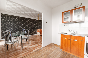 Pohled z kuchyně - Prodej bytu 4+1 v družstevním vlastnictví 79 m², Litvínov