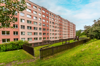 Zadní pohled na dům - Prodej bytu 4+1 v družstevním vlastnictví 79 m², Litvínov